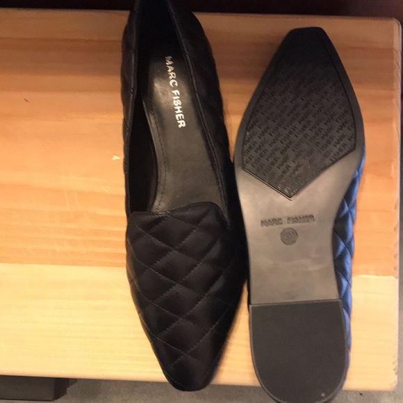 Size 8 Marc Fisher Black leather with embroidered stitching - Picture 2 of 2